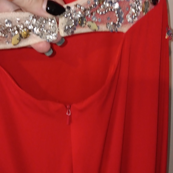 GORGEOUS RED EVENING GOWN - Picture 7 of 16